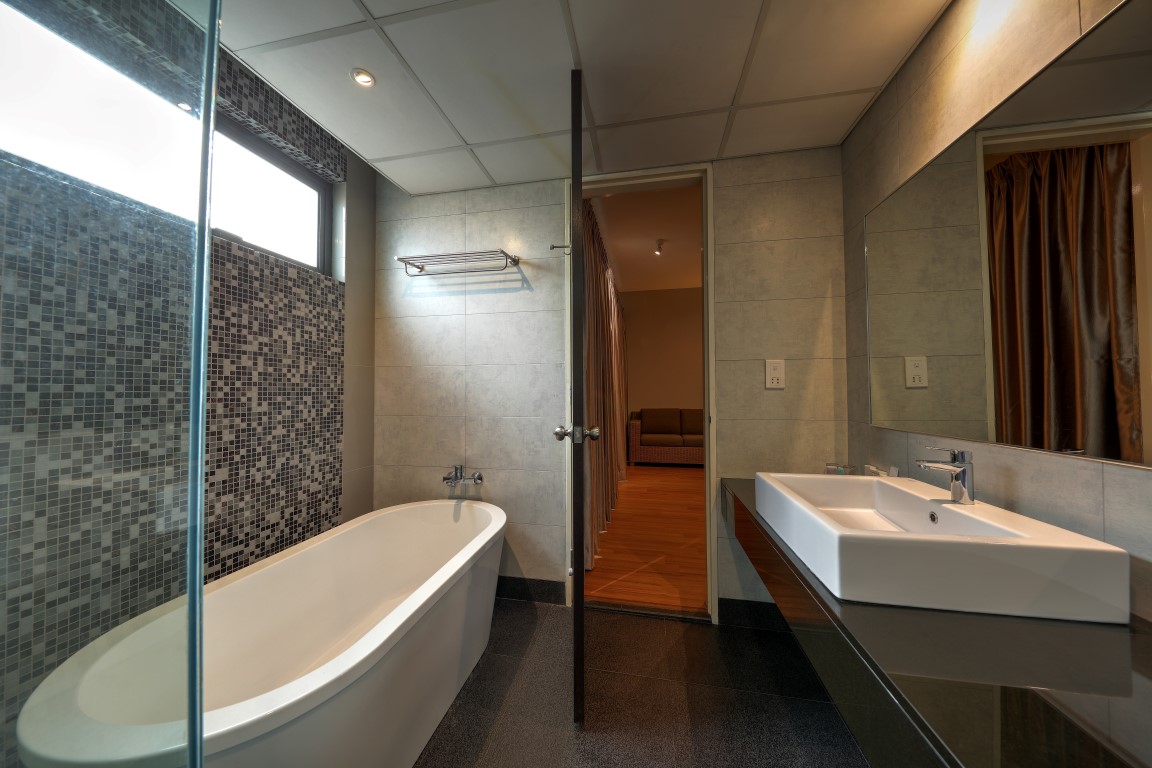 2-BR-Deluxe-Bathroom-Medium