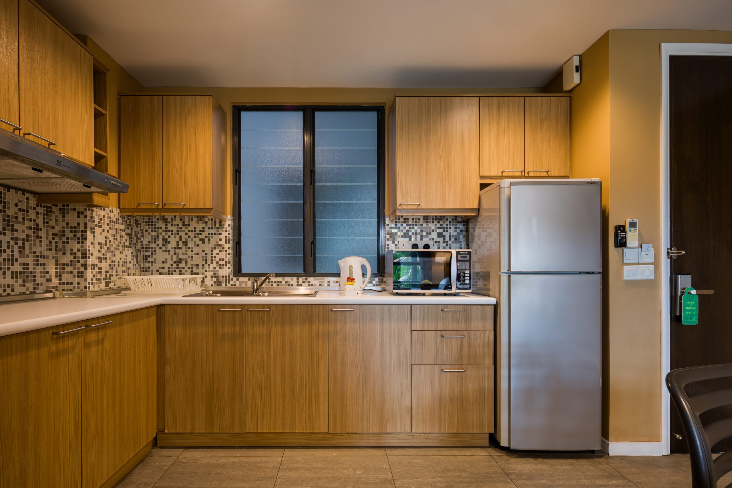 It’s a suite-style hotel offering apartment-like rooms rather than just standard hotel rooms — suites come with kitchenettes, living/dining areas, a bedroom, and more space compared to a regular hotel room.